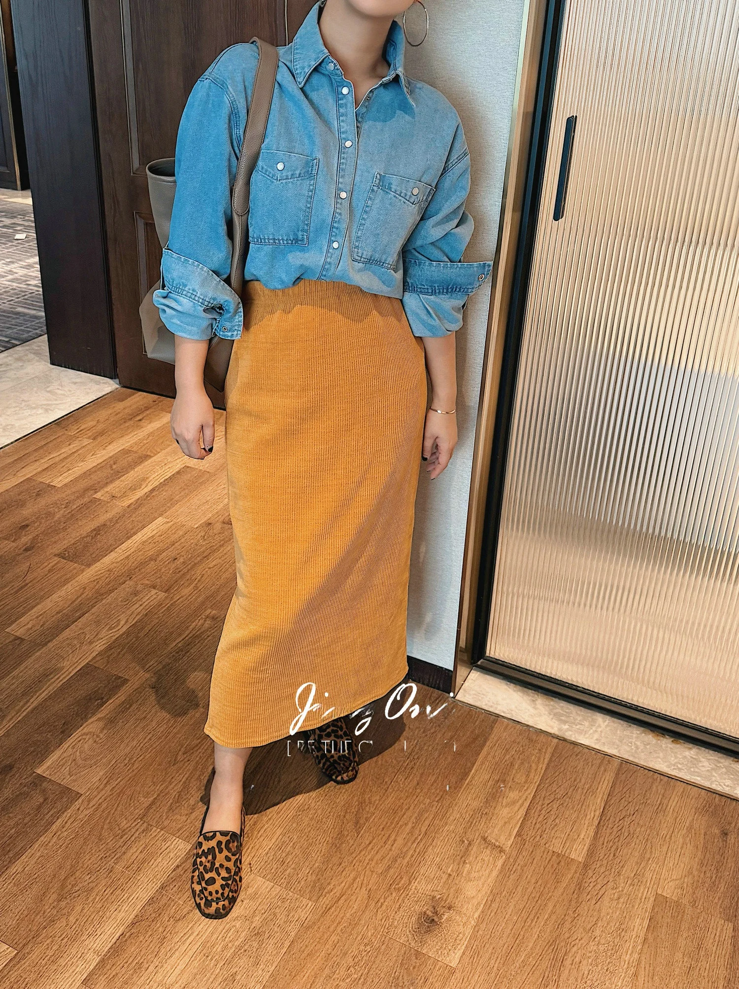 

JINGONI Корейская свободная повседневная джинсовая рубашка с длинным рукавом для женщин, топ для многослойных образов, свободный крой, простая и модная рубашка