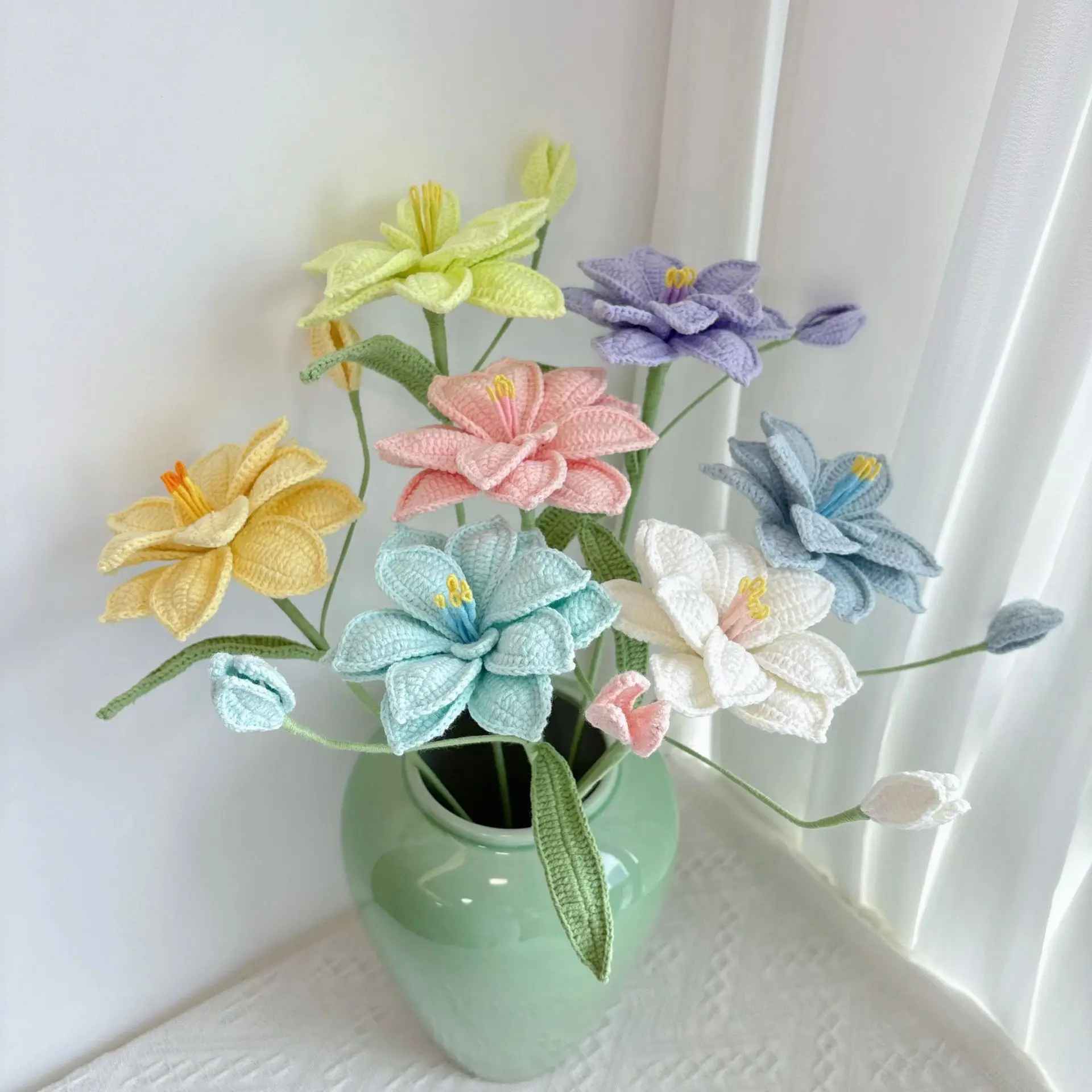Gehäkelter Amaryllis-Blumenstrauß, Gestrickte Künstliche Garnblume, Gehäkelter Zweig, Heim-, Hochzeits- und Tischdekoration, Geschenk – Detail 1
