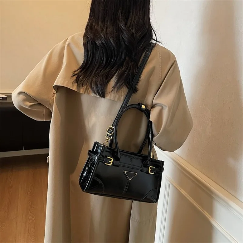 

Элегантная дизайнерская сумка для подгузников, женская сумка через плечо, минималистичная винтажная кожаная сумка-тоут для стильной и активной жизни.