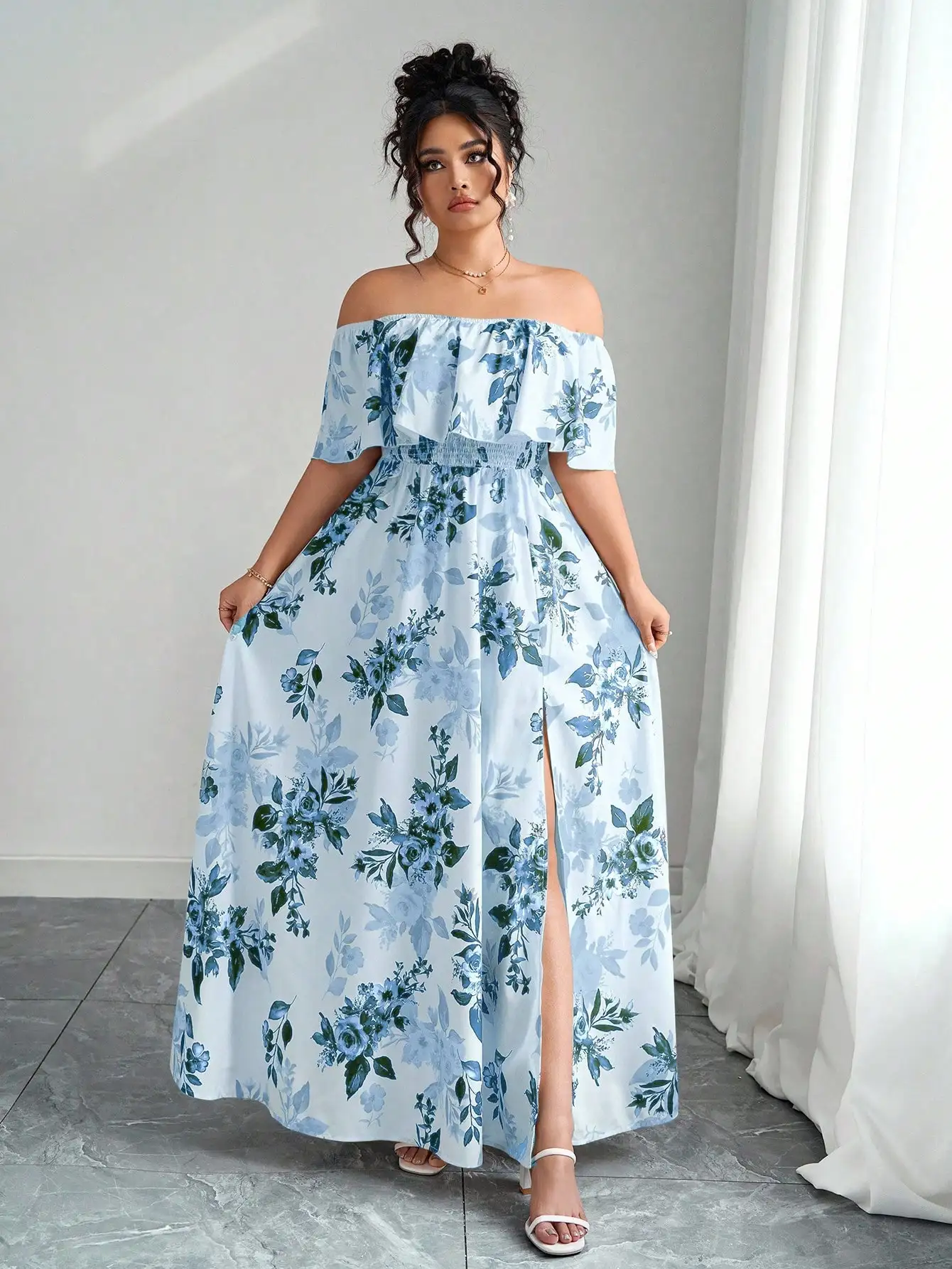 

Летнее женское макси-платье с открытыми плечами, рюшами, цветочным принтом и завышенной талией для отпуска