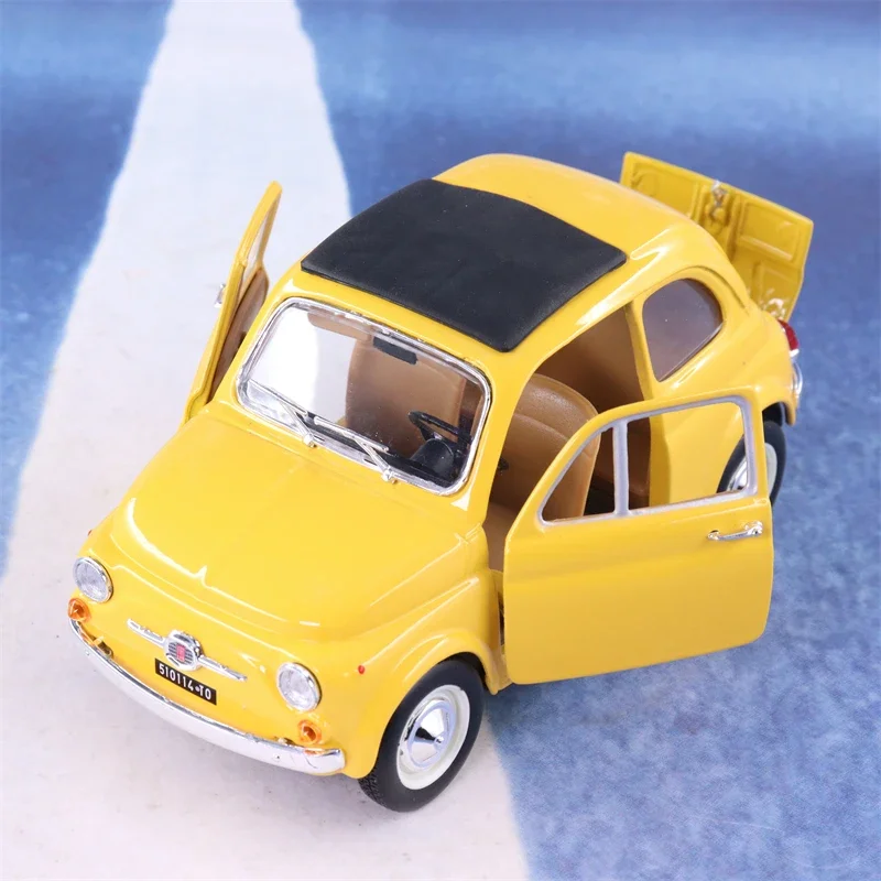 Bburago 1:24 1965 Fiat 500F Alloy Model Simulation Car Decoration Collection Gift Toy Birthday Present B802