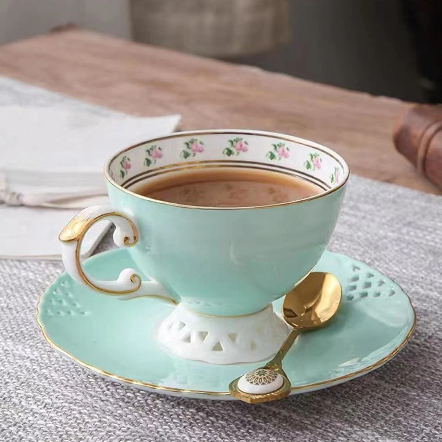 

Набор чайных чашек и блюдец из синего костяного фарфора — элегантный дизайн, емкость 6,8 унций, подарочная коробка для мамы