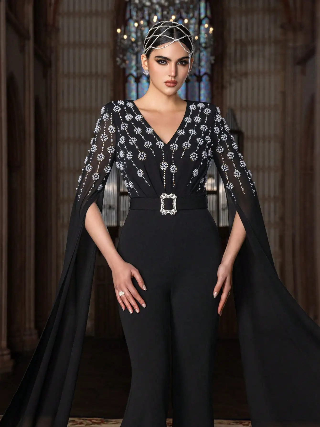 จั๊มสูทหรูหราคอวีประดับมุกอย่างประณีต – ผ้าคลุมไหล่พลิ้วไหวอย่างมีระดับสำหรับงานเลี้ยงตอนเย็นสุดหรู งานกาล่า