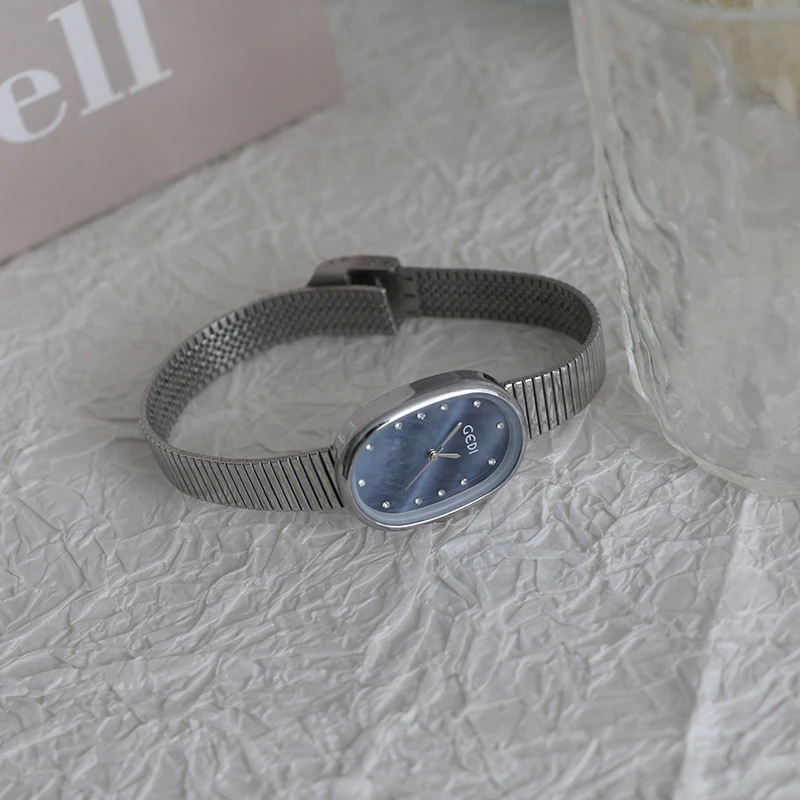 여성용 라이트 럭셔리 학생 시계 우아한 실버 타원형 손목시계 여성에게 창의적인 선물, 작고 섬세한 여성용 시계.