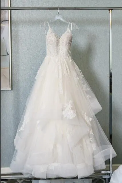 ชุดแต่งงานแบบไร้สายที่ละเอียดอ่อนสำหรับเจ้าสาว ประดับด้วยลูกไม้แบบหลายชั้น ชุดเจ้าสาวสำหรับงานหมั้น ชุดเดรสเจ้าสาว