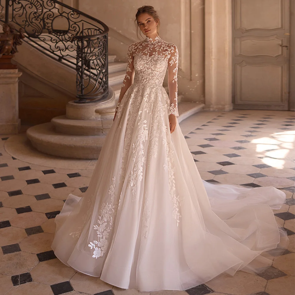 Luxuriöses arabisches Spitzenhochzeitskleid, maßgeschneidertes Brautkleid mit Stehkragen und langen Ärmeln, Applikation, Hofschleppe, Illusionsknöpfen am Rücken