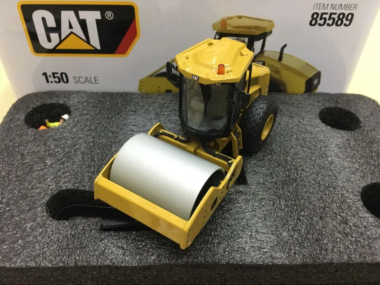 Cat CS11 GC Vibratory Soil Compactor 1/50 Scale Metal Model Diecast Masters 85589