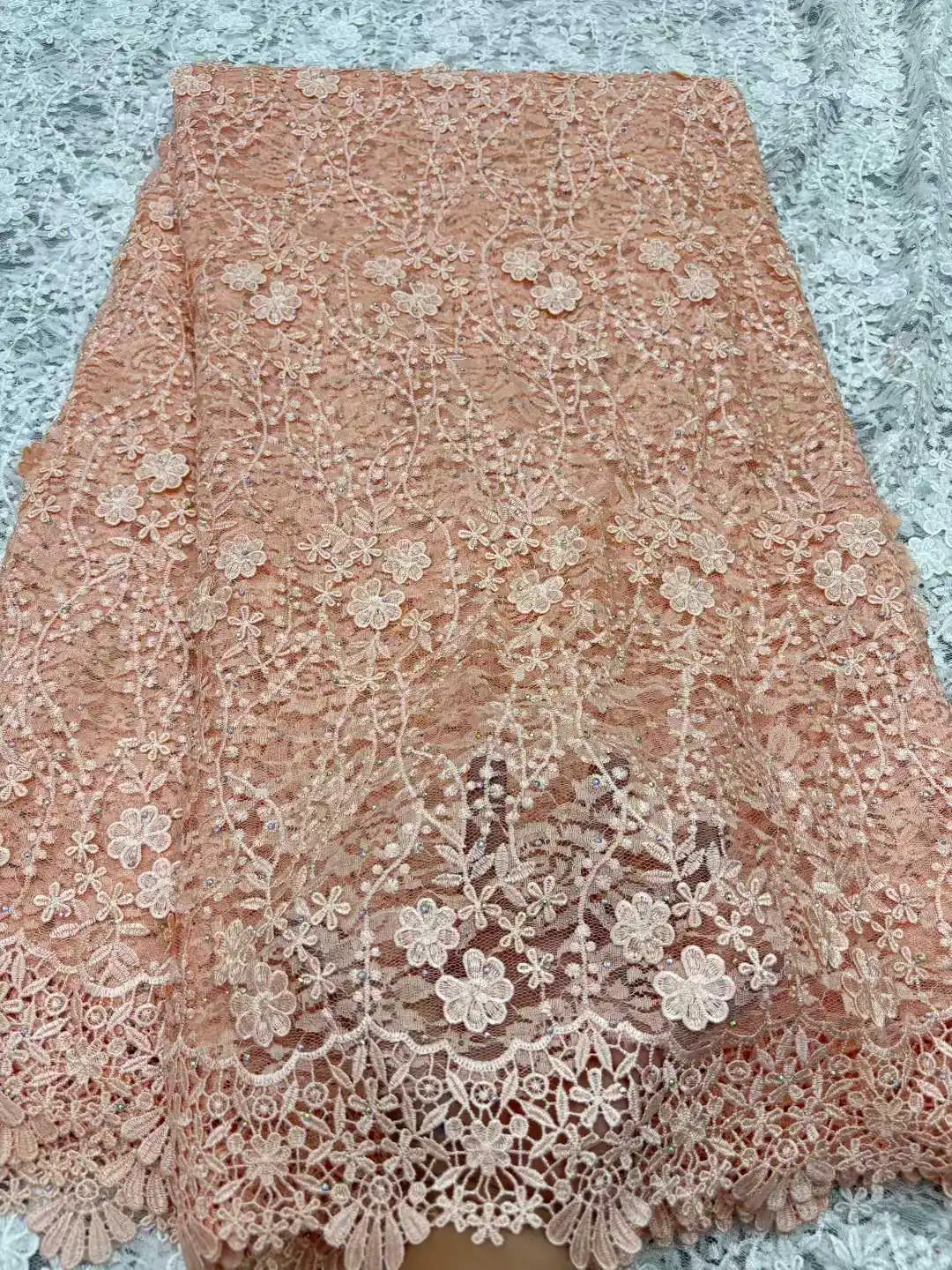 

Высококачественная новая модель белого кружева из молочного шелка с камнями, гипюровый шнур, африканское кружево, водорастворимое французское кружево для платьев, коллекция 2026 года