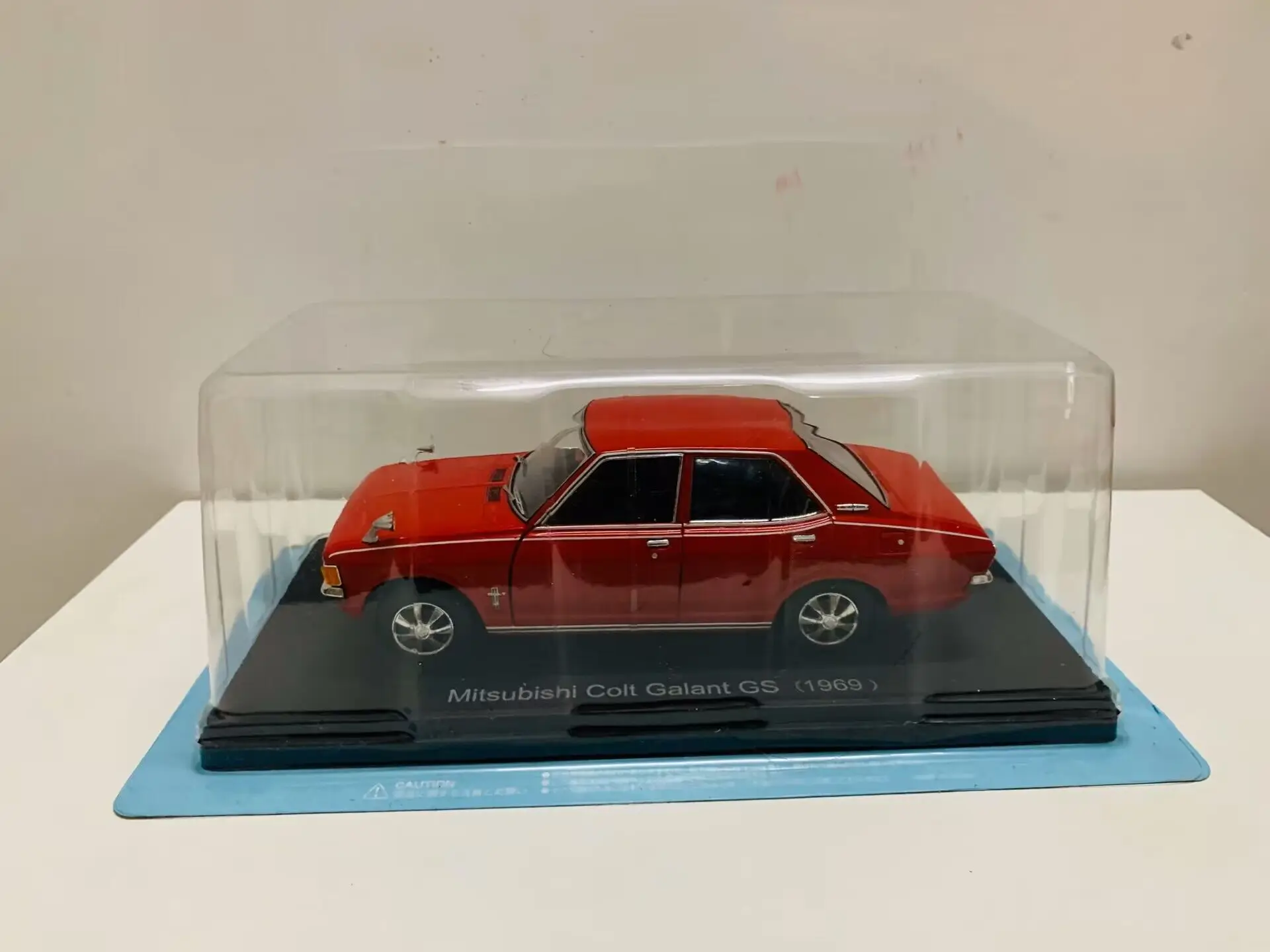 Colt Galant 1969 Red 2 Open Door 1:24 Scale Die-Cast Model Car New