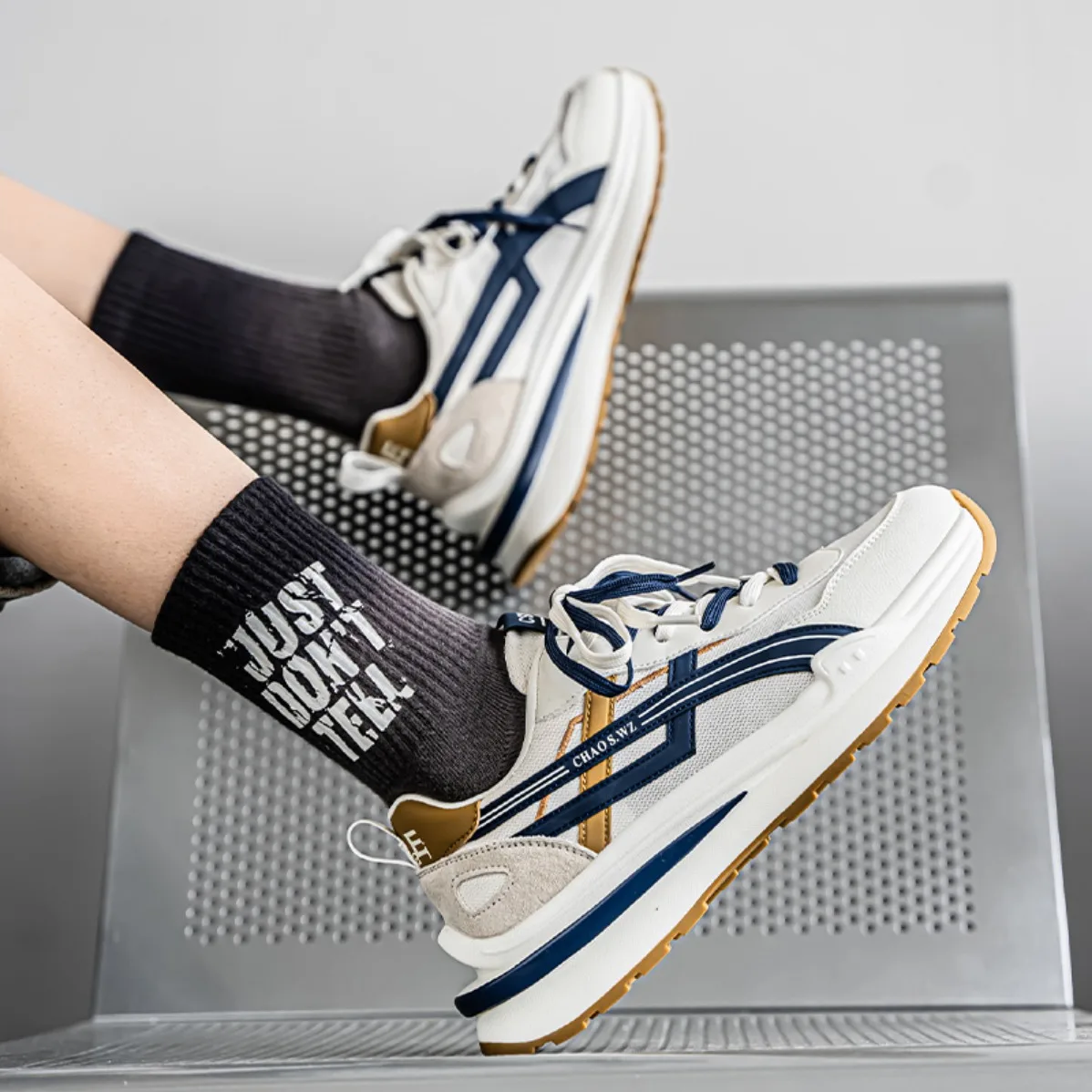 New Men Breathable Thick Sole Sneakers Soft Sole Comfortable Outdoor Running Shoes Casual Tennis Sports Shoes view 4