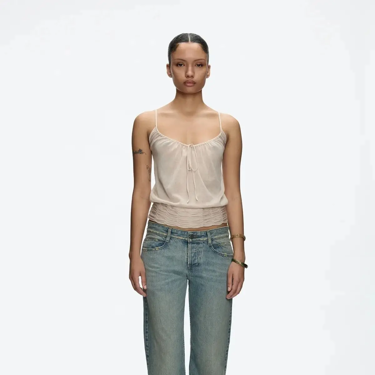 

Tank Air Новая полупрозрачная вязаная майка на тонких бретельках, сексуальный короткий топ, эластичная бретелька с застежкой на талии, регулируемый дизайн с рюшами и вырезом, повседневная короткая майка для верхней одежды, высококачественная женская одежд