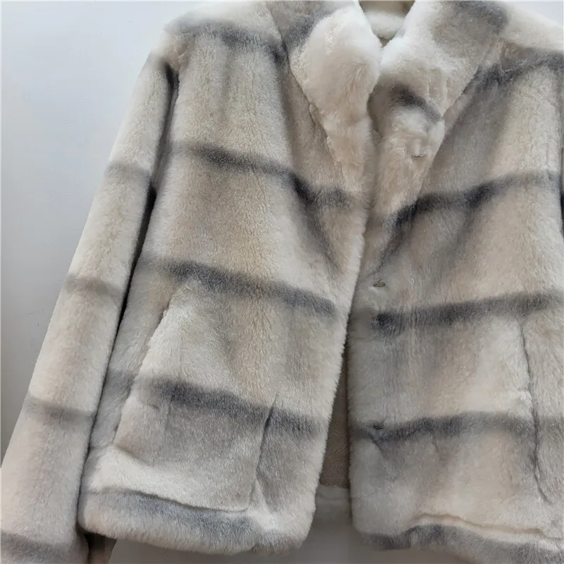 HKSH 2025 hiver nouvelles femmes fausse fourrure manteau col montant rayé poches à la mode élégant luxe mode haut de gamme chaud veste HK16396