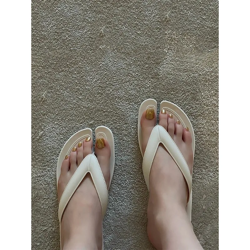 2026 new summer flat bottomed split toe flip flops for women wearing ninjas, versatile commuting beach shoes for women
