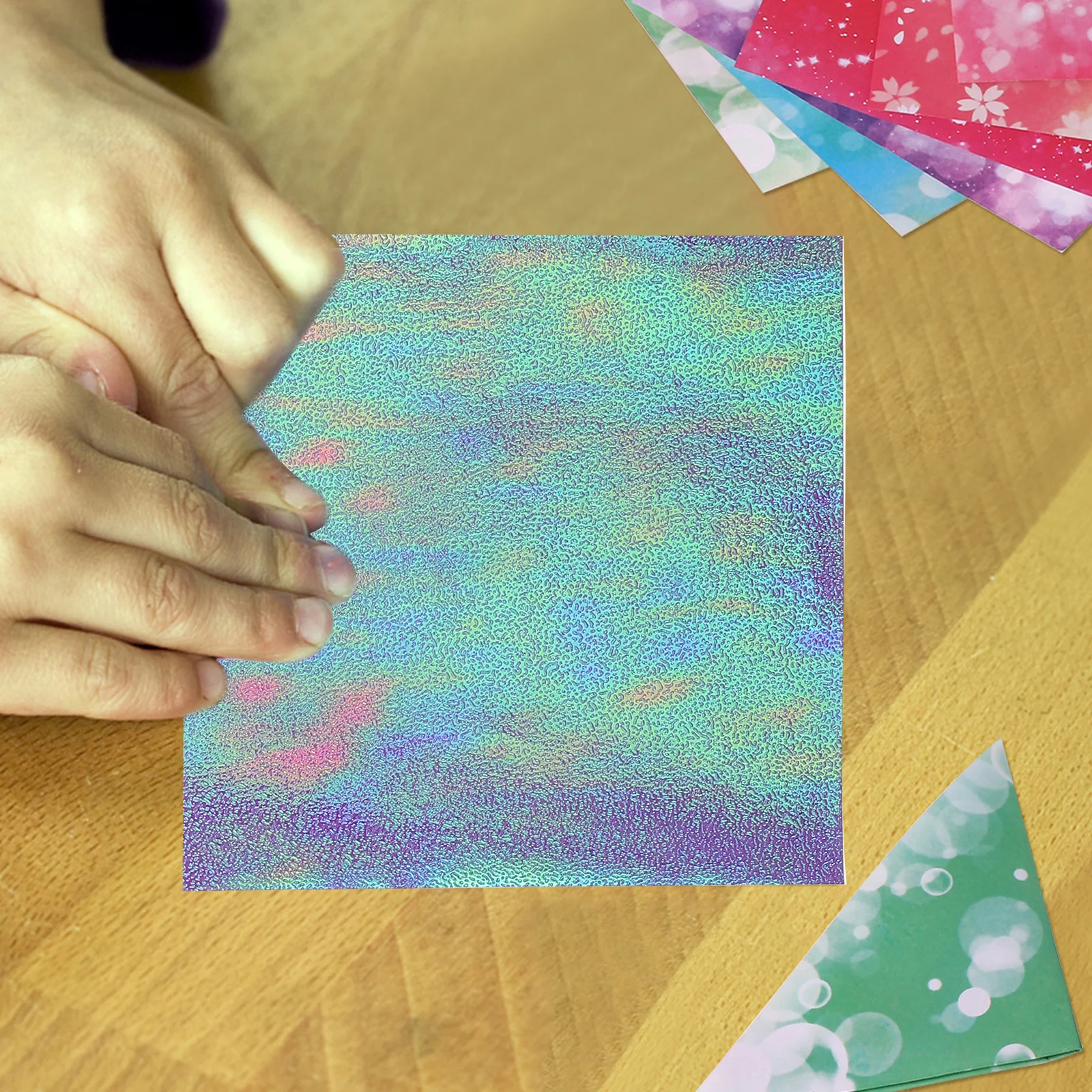 12 arkuszy błyszczącego papieru do origami, 12 jaskrawych kolorów, kwadratowe arkusze do rękodzieła, do kreatywnych projektów artystycznych, łatwe do składania, bez podwiniętych krawędzi.