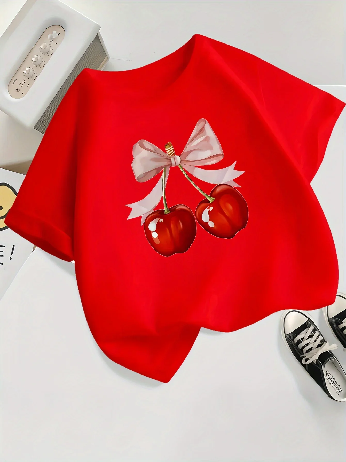 

Летняя повседневная хлопковая футболка с короткими рукавами и круглым вырезом для девочек с принтом вишневого мультяшного рисунка.
