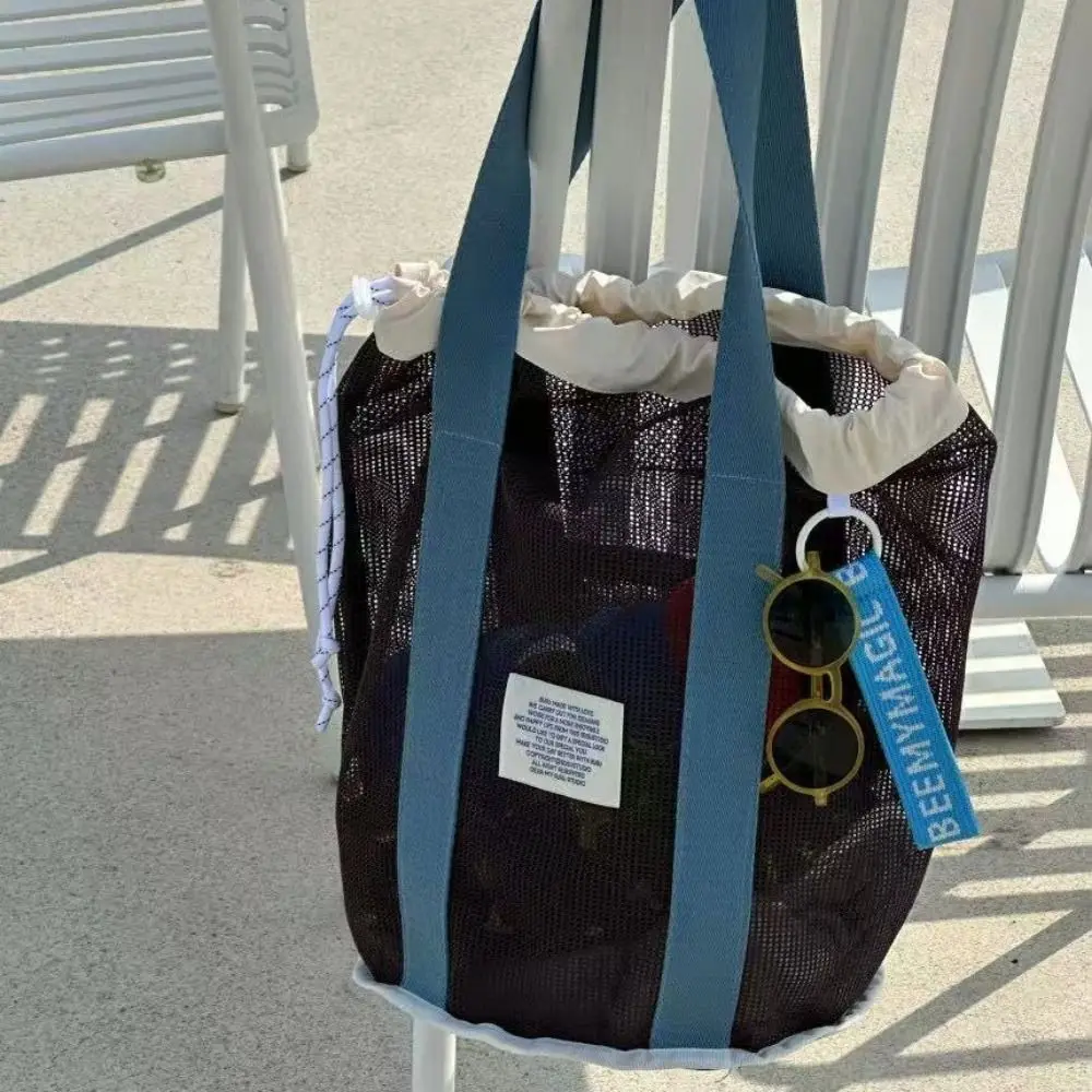 กระเป๋าตาข่ายชายหาดน้ำหนักเบา ระบายอากาศได้ดี มีเชือกผูก ใช้สำหรับใส่ของว่ายน้ำ พับเก็บได้ พกพาสะดวก ใช้สำหรับใส่ของอาบน้ำ ซักผ้า และกิจกรรมกลางแจ้ง