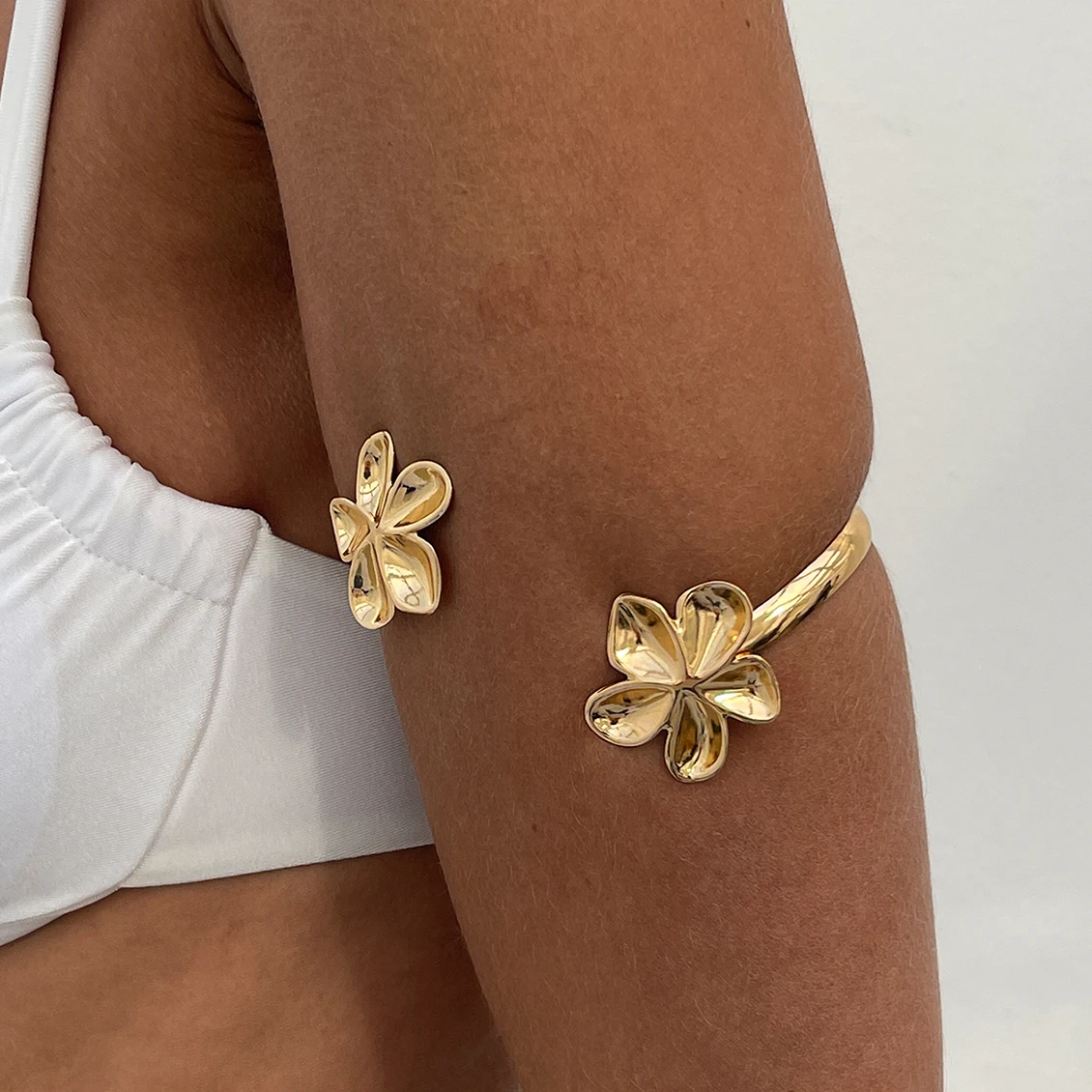 

Ingemark Boho Metal Flower Starfish Open Cuff Bangles for Women 2025 Trend Simple Spiral Geometric Arm Bracelet Jewelry Gift New