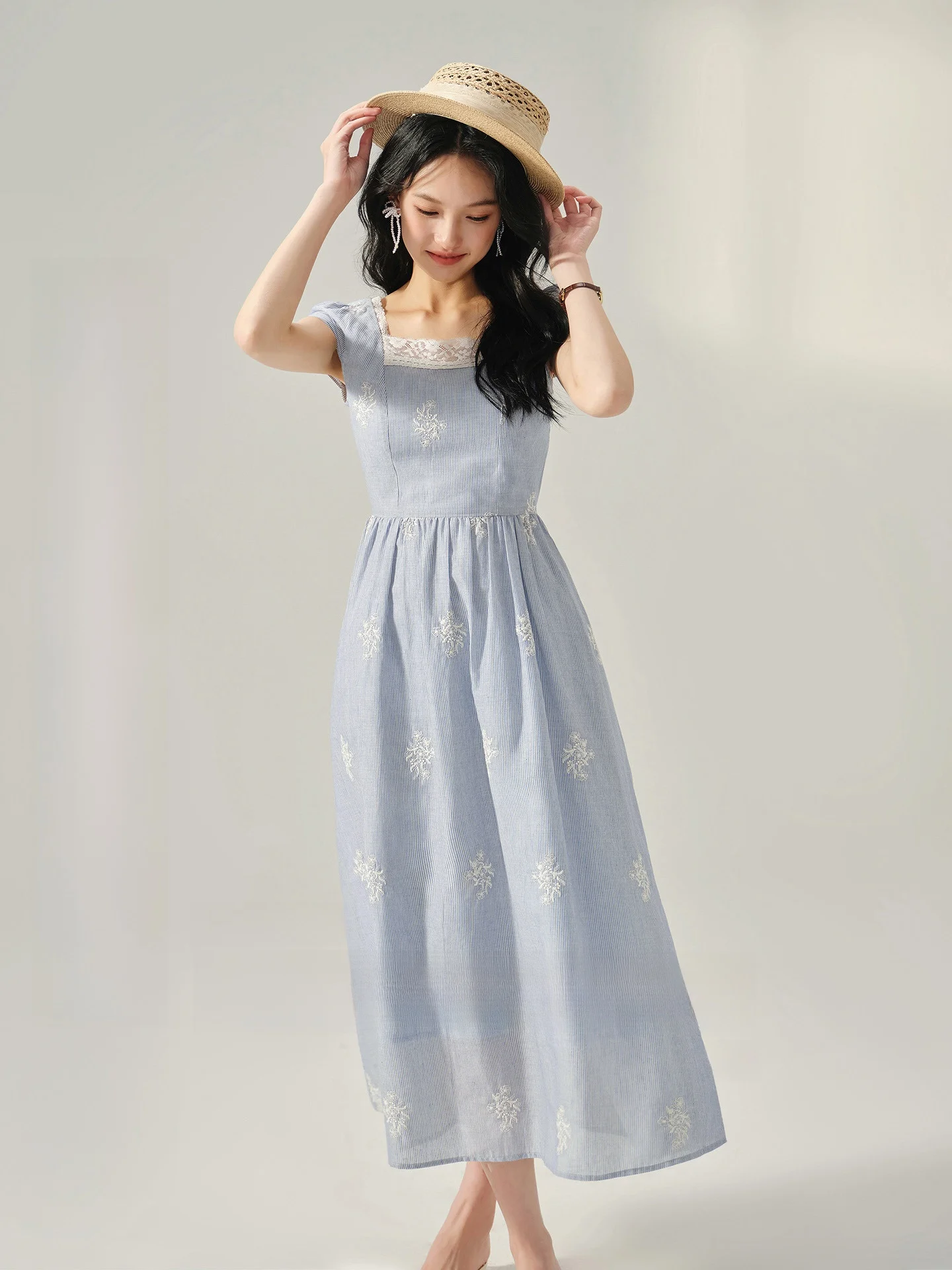 เสื้อผ้าผู้หญิงผ้าฝ้าย 100% สำหรับวันหยุดพักผ่อนริมชายหาด แขนยาว คอเหลี่ยม แต่งลูกไม้ปักลายหวาน สวมใส่สบาย