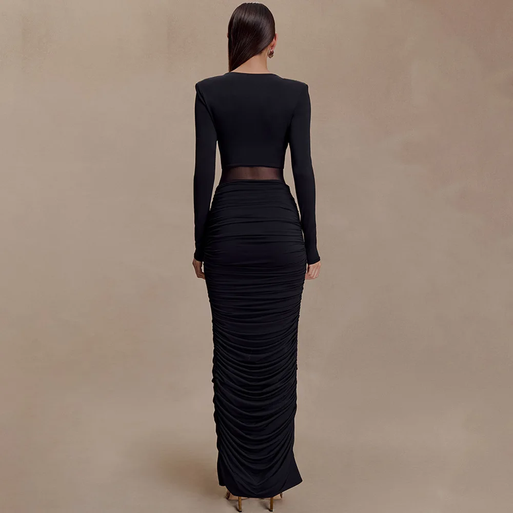 エレガントな深いVネック、シャーリングとシースルーメッシュのカットアウトが特徴のボディコンワンピース。女性らしいスリムなロングドレス。2025年秋冬新作、パーティー・クラブウェアに。