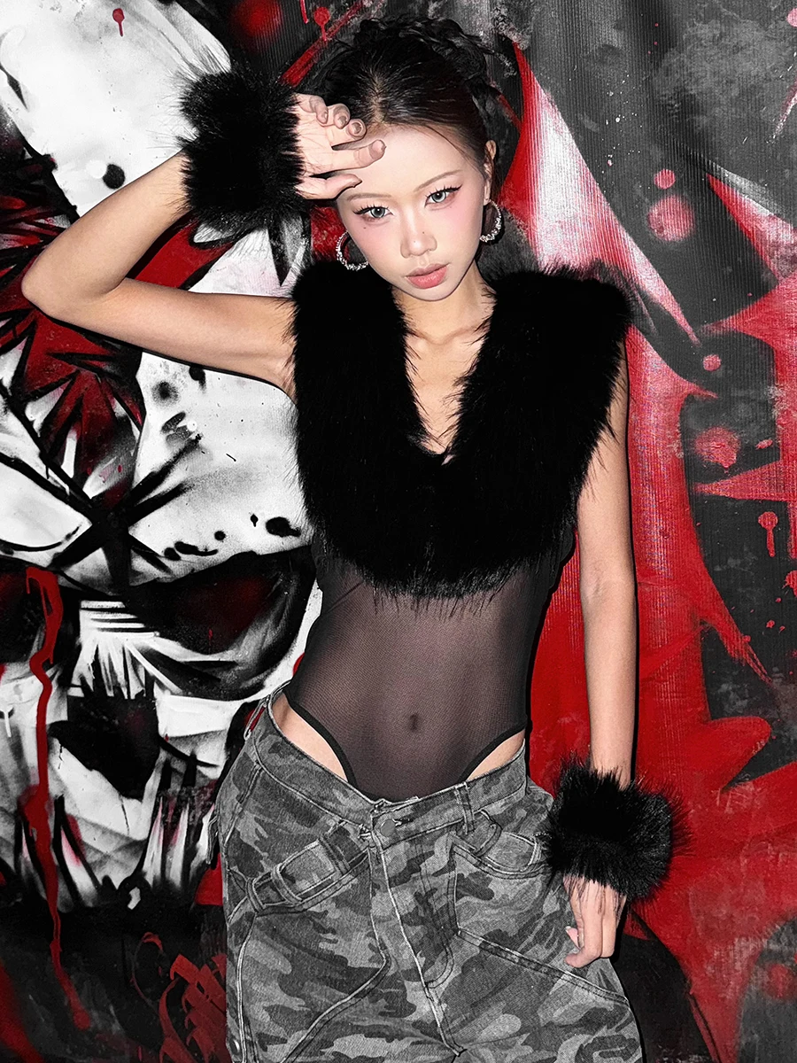 ชุดบอดี้สูทผู้หญิงแบบเว้าหลัง สายคล้องไหล่ ผ้าโพลีเอสเตอร์ เนื้อบาง ทรงตรง เอวกลาง