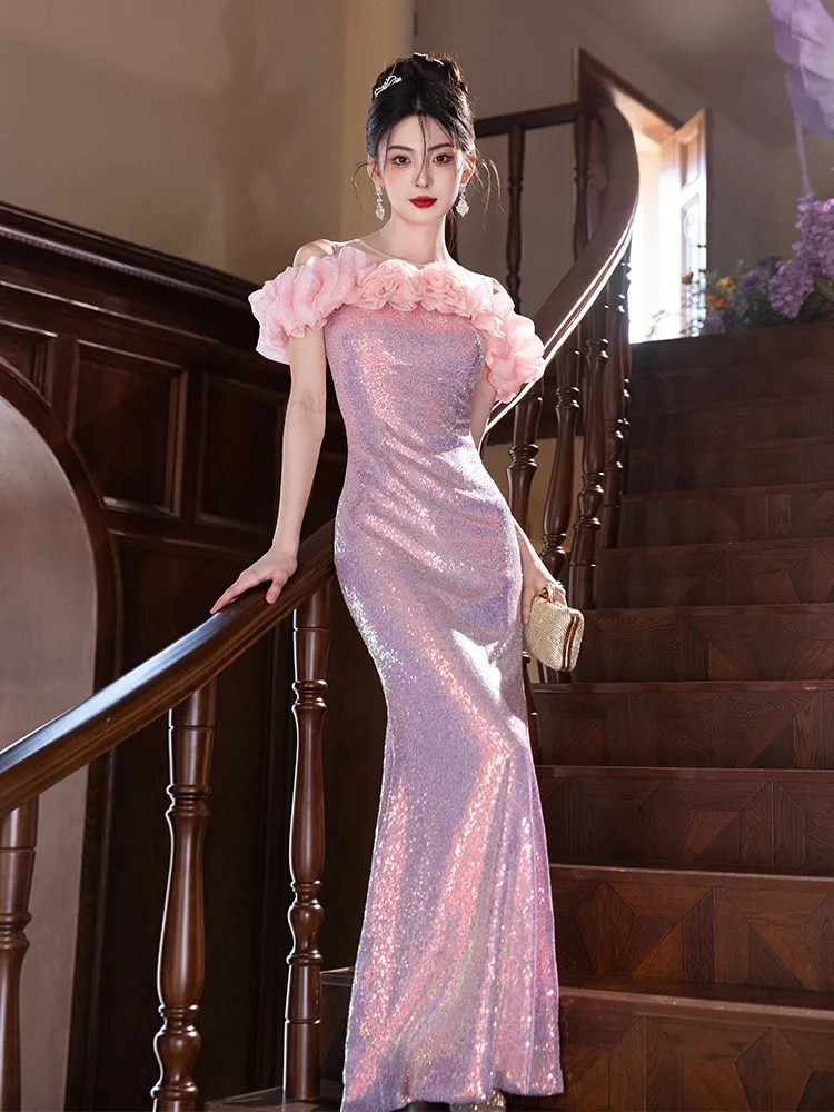 

The pink sequined fishtail host at banquet will wear a light luxury dress