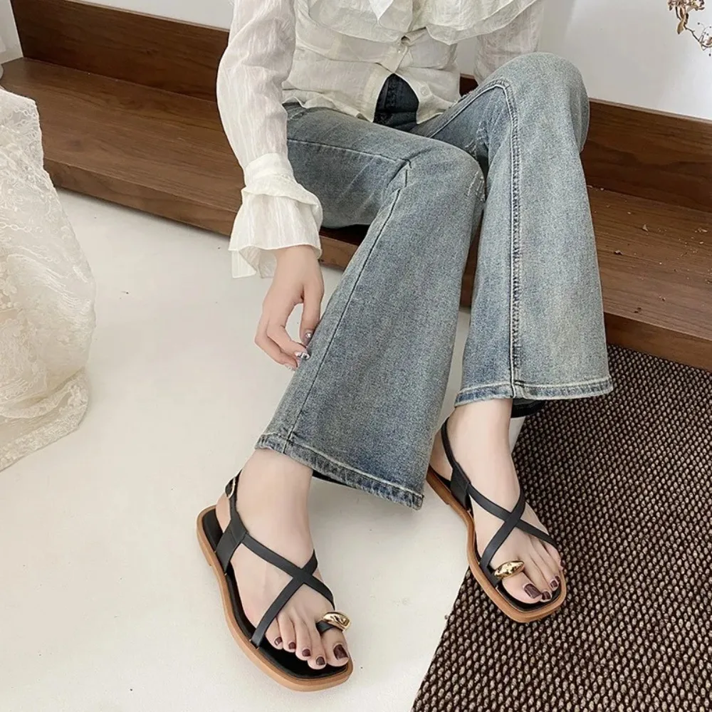 Новинка 2023 года, стильные женские сандалии на плоской подошве, нескользящие шлепанцы с застежкой на носок, повседневные модельные шлепанцы в уличном стиле для девочек