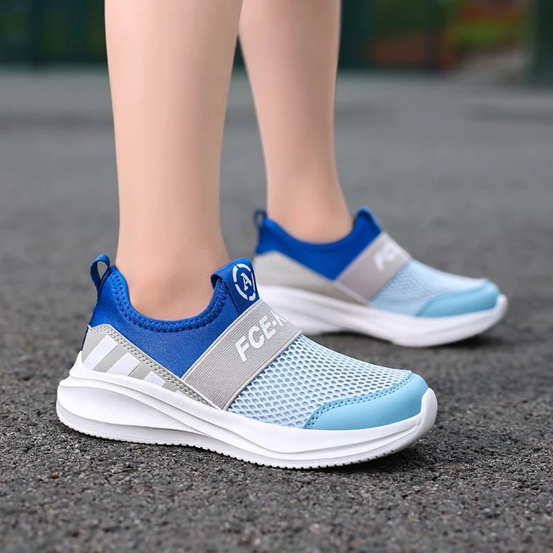 

2025 детские кроссовки для бега, детская обувь для мальчиков, дышащая противоскользящая обувь с сеткой для ходьбы, легкая теннисная обувь для малышей на мягкой подошве для девочек 8–10 лет