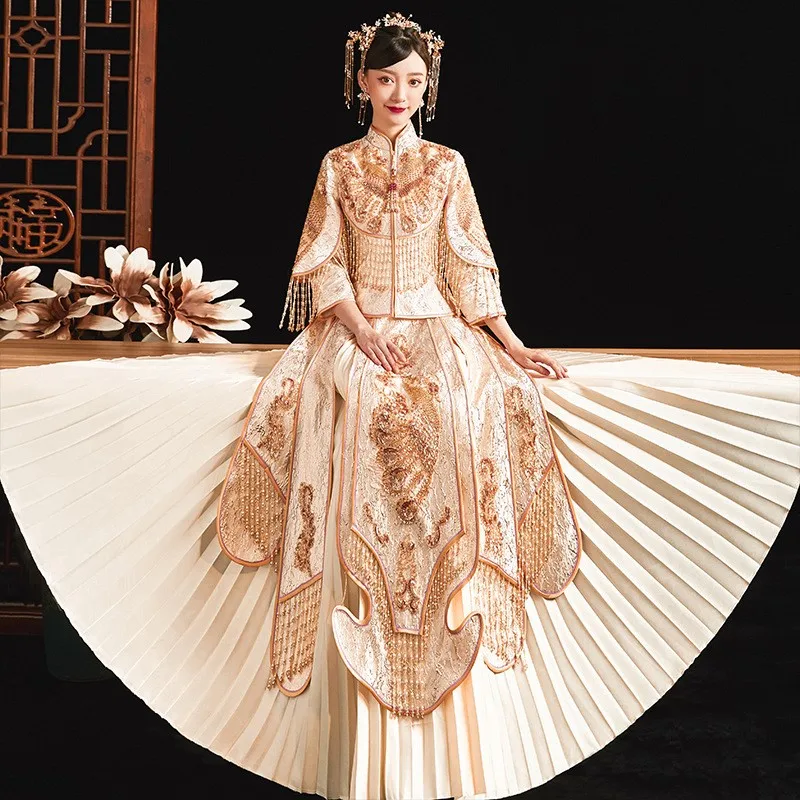 A new style of Chinese-style wedding dress in champagne color