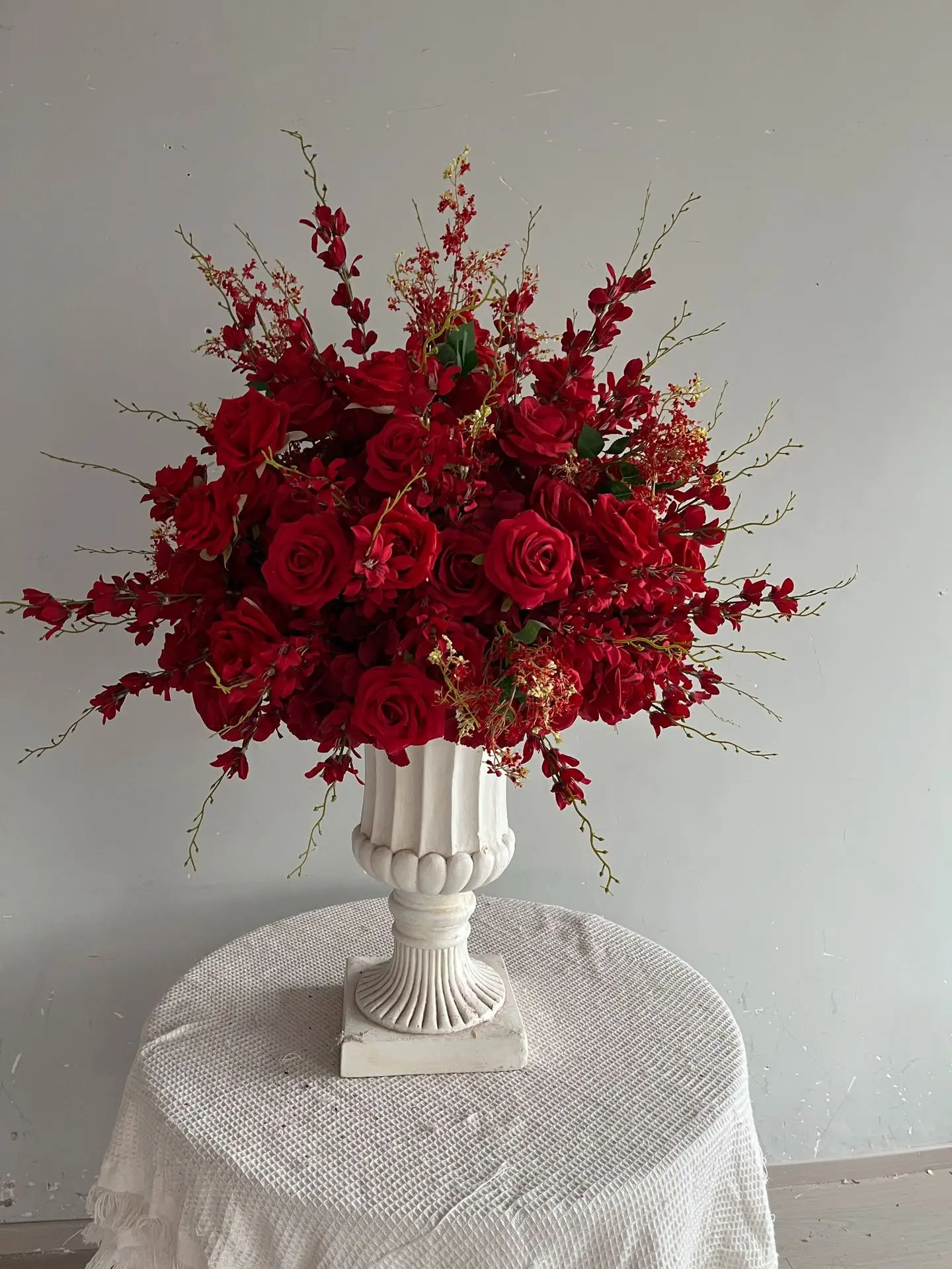 60cm Rote Jasmin-Kunstblumenkugel, Hochzeitsbühnen-Mittelstück, Künstliche Blumensphäre, Schaufensterdekoration, Event-Party-Großhandel – Detail 2