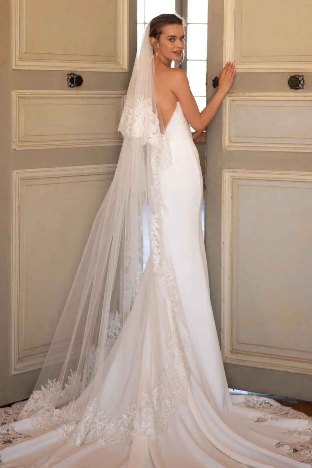 Customized Sweetheart Sleeveless Mermaid Wedding Gown Backless Zipper Long Train With Lace Bridal Gowns