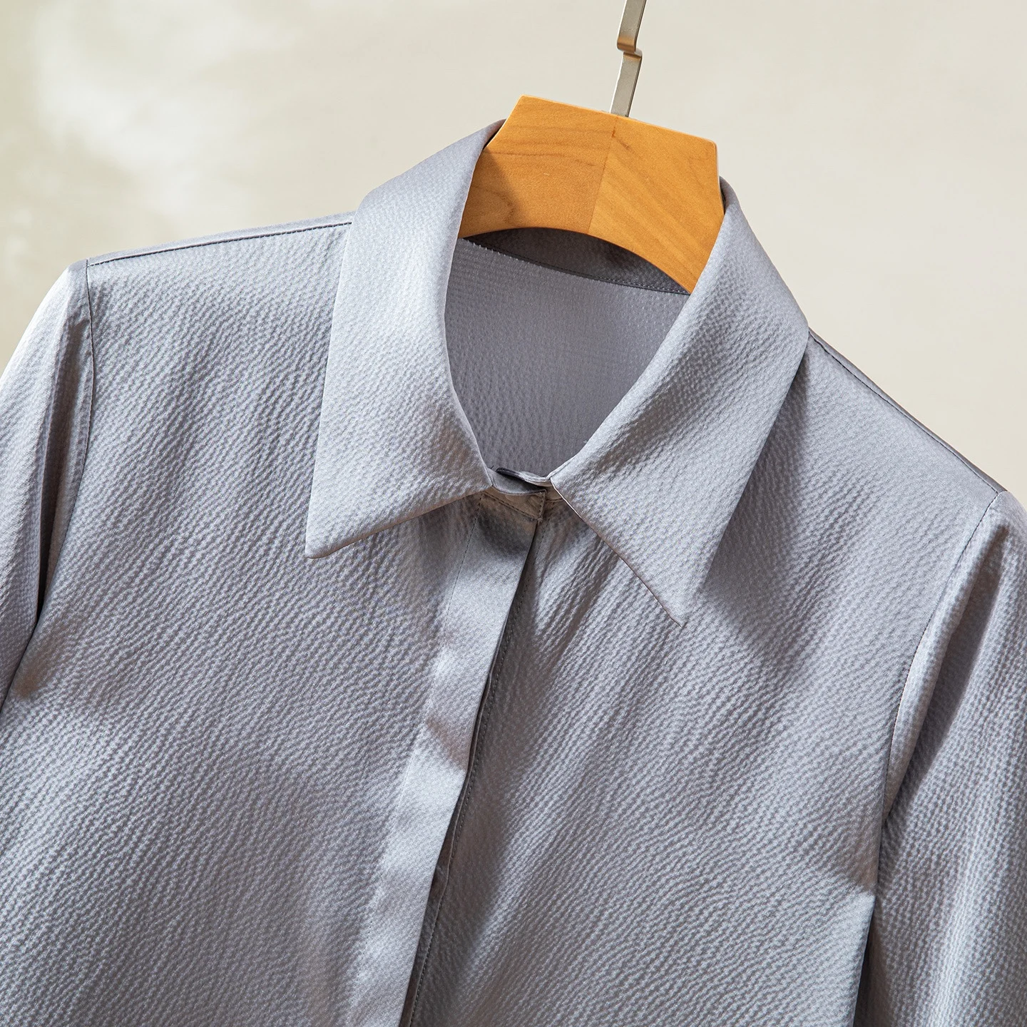 قميص Winsleter-100% أنيق من الحرير الحقيقي، ياقة مقلوبة من الساتان اللؤلؤي، بلوزة فضفاضة للتنقل المهني للسيدات، شتاء 2025 جديد T5N503CC #6