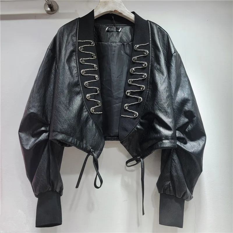 سترة تنحيف برقبة على شكل حرف V بتصميم كلاسيكي أمريكي مطرز بالخرز وحجر الراين، معطف من جلد البولي يوريثان مع إحساس التصميم والطيات #3