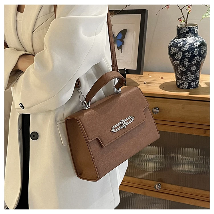 

Luxury Ladies Tote Bag Crafted From Premium Leather Featuring High-End Paris Modern Vintage Commuter Look