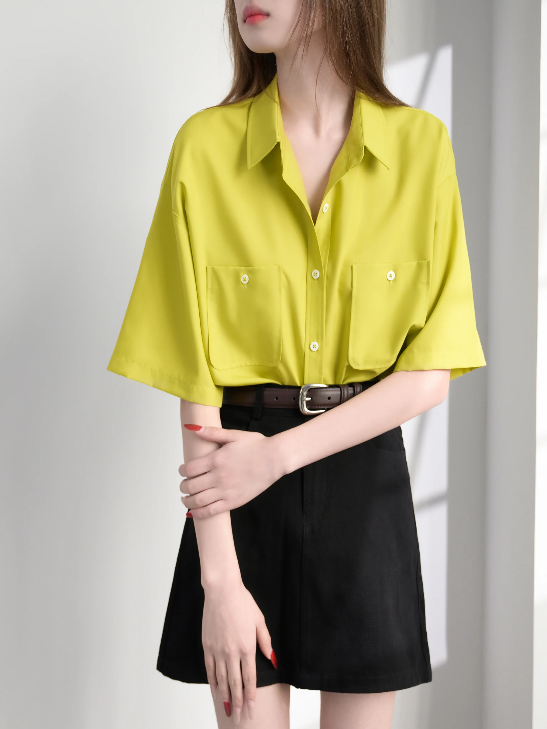 

Женская рубашка TRR оверсайз свободного кроя с коротким рукавом, летняя, в нейтральном стиле, с высокой эстетической ценностью, антистатическая, антибактериальная, из полиэстера.