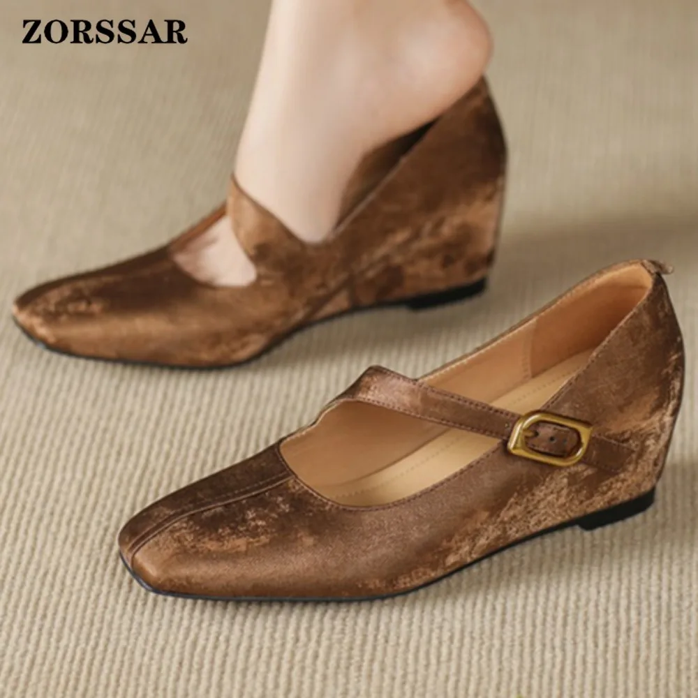 

Женские бархатные туфли Мэри Джейн на скрытой танкетке с квадратным носком, золотой пряжкой и ремешком, элегантные винтажные туфли для офиса, вечеринок и повседневной носки