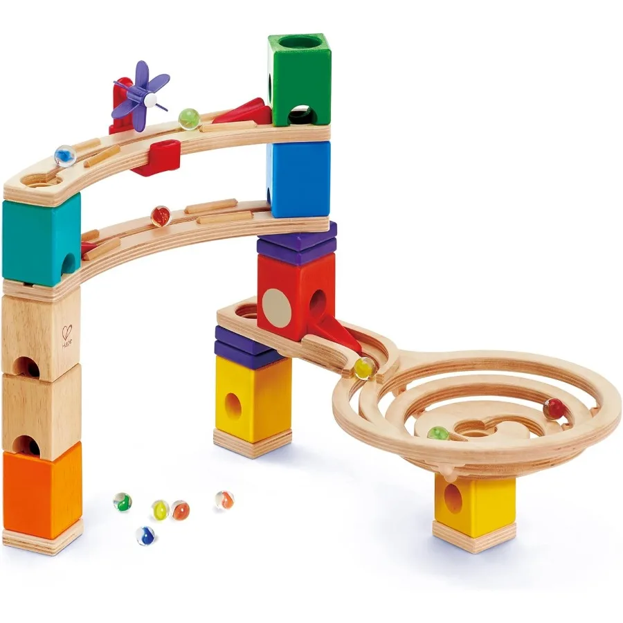 Hape Quadrilla Race om houten blokken af te werken met Marble Run Play