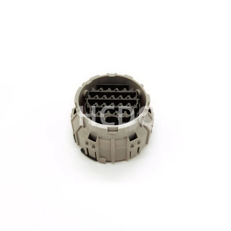 1PCS Original and genuine 7283-8750-30 Sautomobile connector plug housing supplied from stock