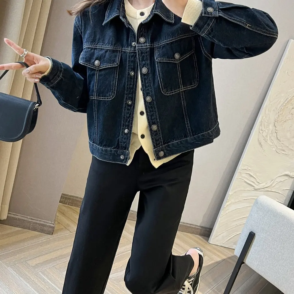 

Темно-синяя джинсовая куртка с небольшими лацканами и длинными рукавами, короткая женская куртка сверху в гонконгском стиле F032303