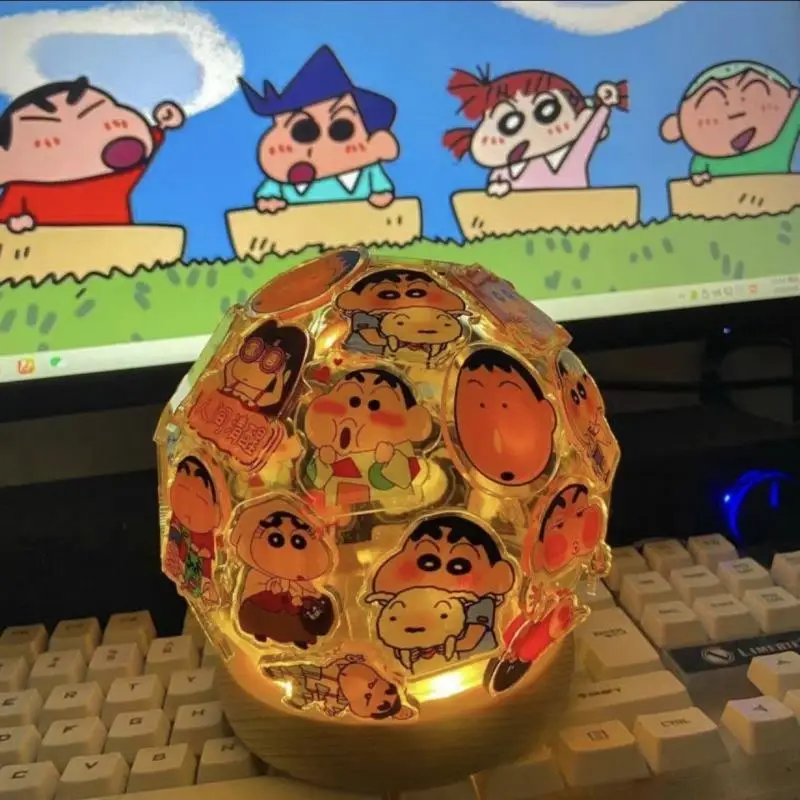 Kredka Shin-Chan Cartoon nastrojowe oświetlenie sypialni komiks peryferia dekoracja pokoju wykwintna lampa biurkowa prezenty świąteczne dla