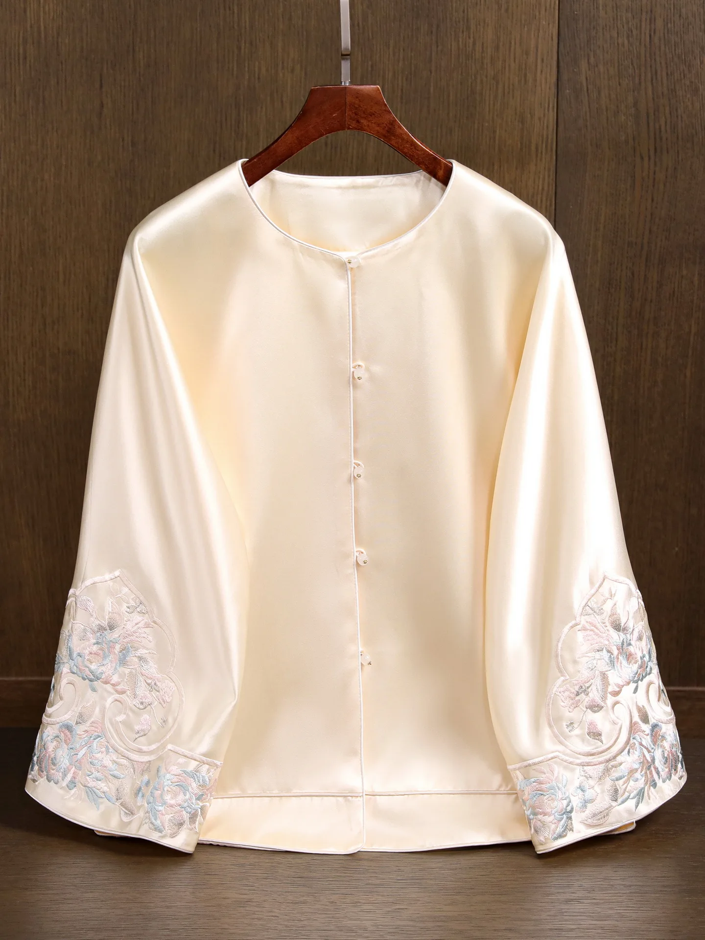 

Новая китайская женская элегантная куртка из ацетатного сатина на осень-зиму, с круглым вырезом, на пуговицах, с вышивкой, больших размеров, в стиле Тан...