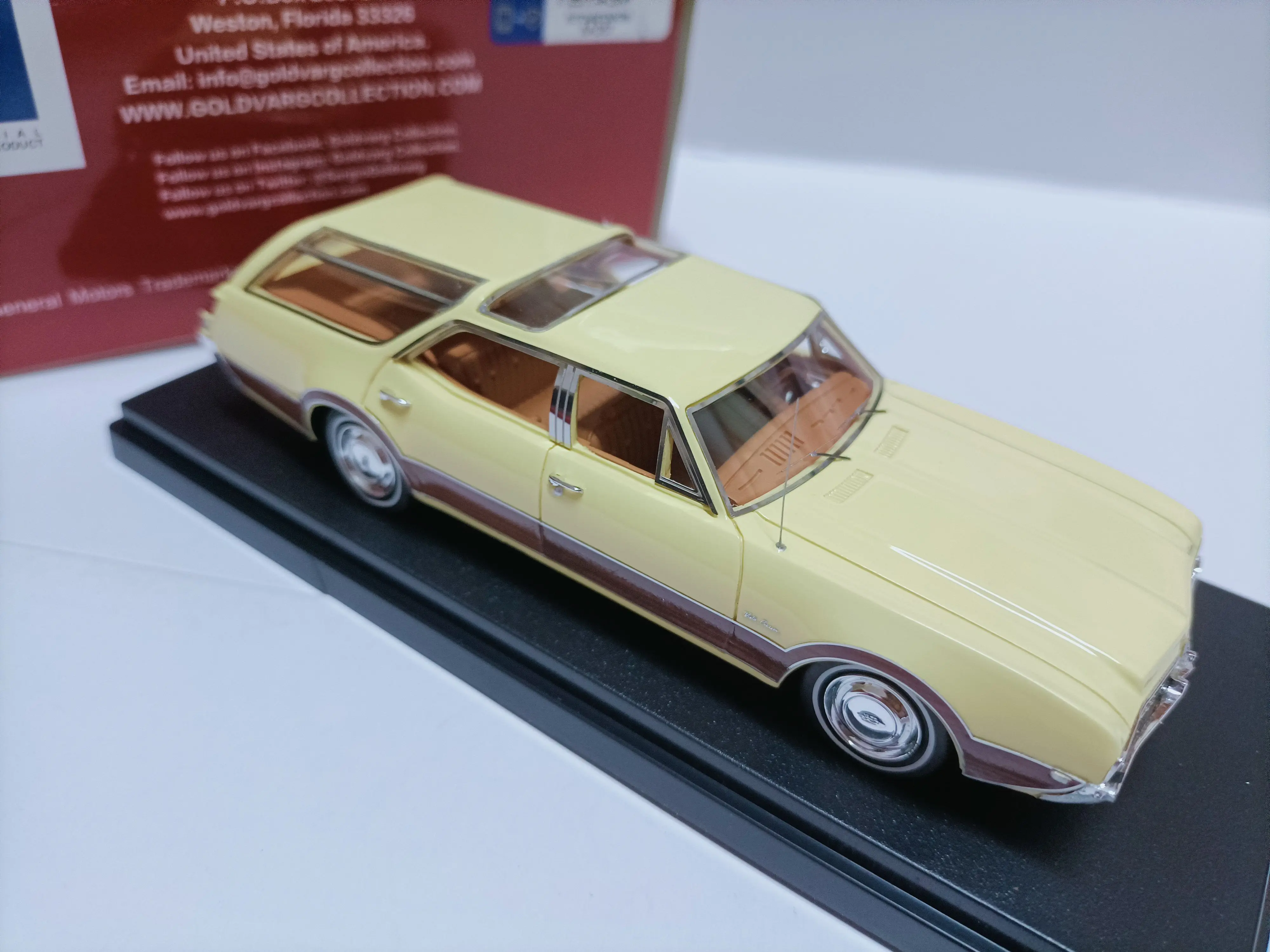 Goldvarg 1:43 Oldsmobile Vista Cruiser Vintage Car Simulation Limited Edition Resin Metal Static Car Model Toy Gift