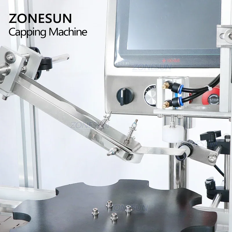 ZONESUN เครื่องปิดฝาขวดเครื่องดื่มแบบสเปรย์ปั๊มอัตโนมัติพร้อมเครื่องป้อนฝาสั่นสะเทือนสําหรับสายการผลิต