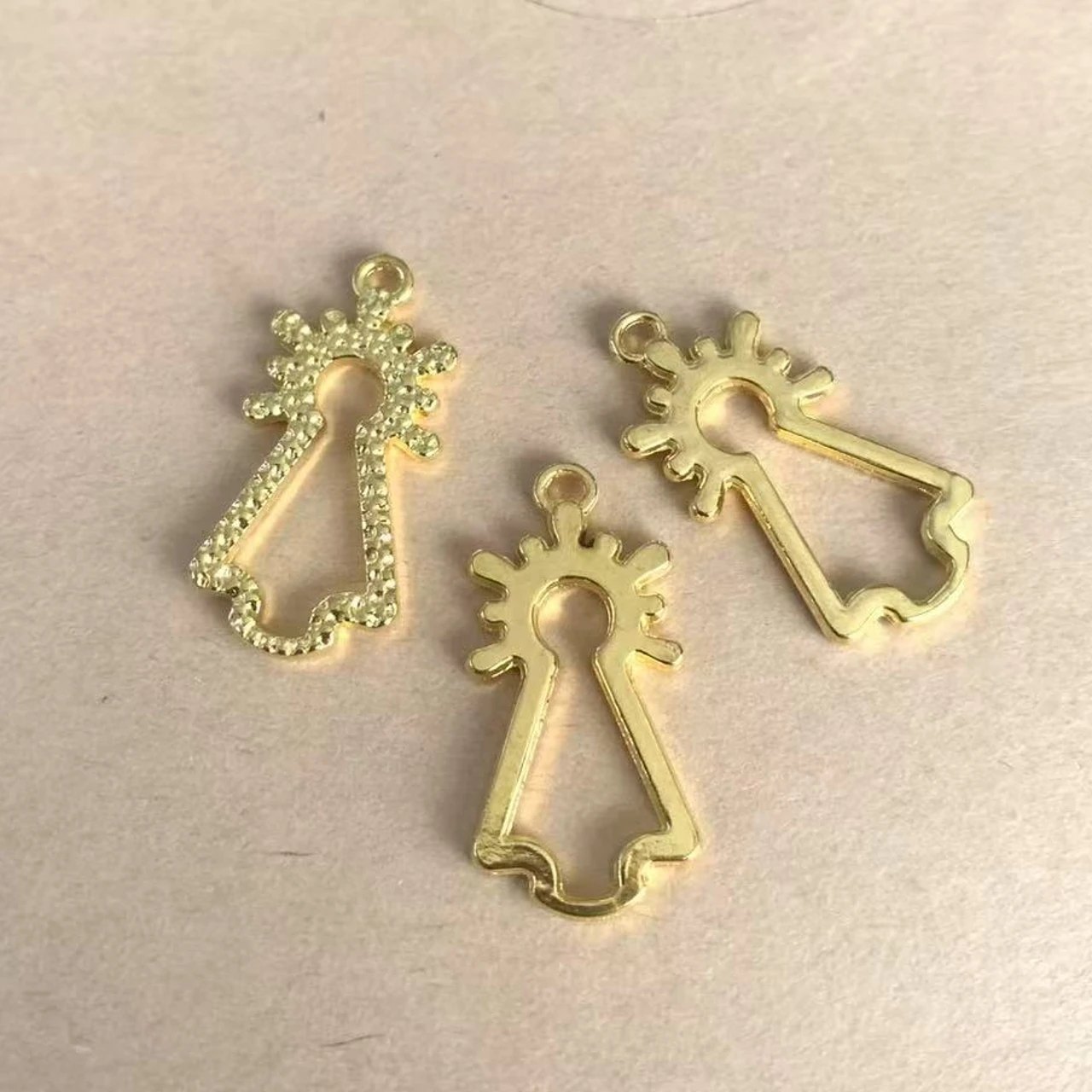 30 Stück 25*13mm aushöhlen NTRA SRA DEL Charms Anhänger EF1841 – Detail 3