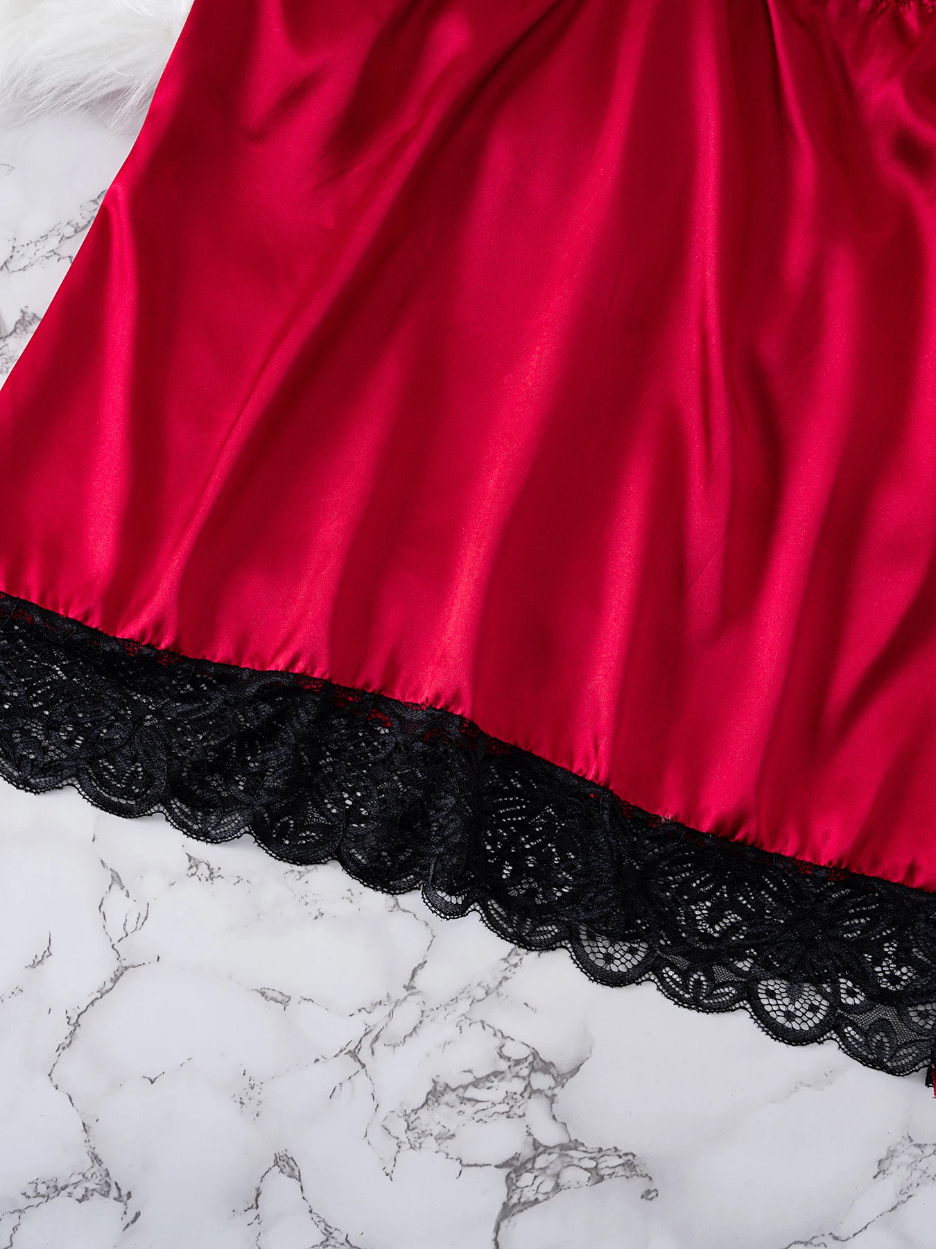 Luxe Plus - قميص من الساتان الأحمر المقاس: لهجات من الدانتيل الأسود المعقدة، تصميم عميق على شكل حرف V لجذب رومانسي وأنيق. ينغيرييس جنسي ساخن