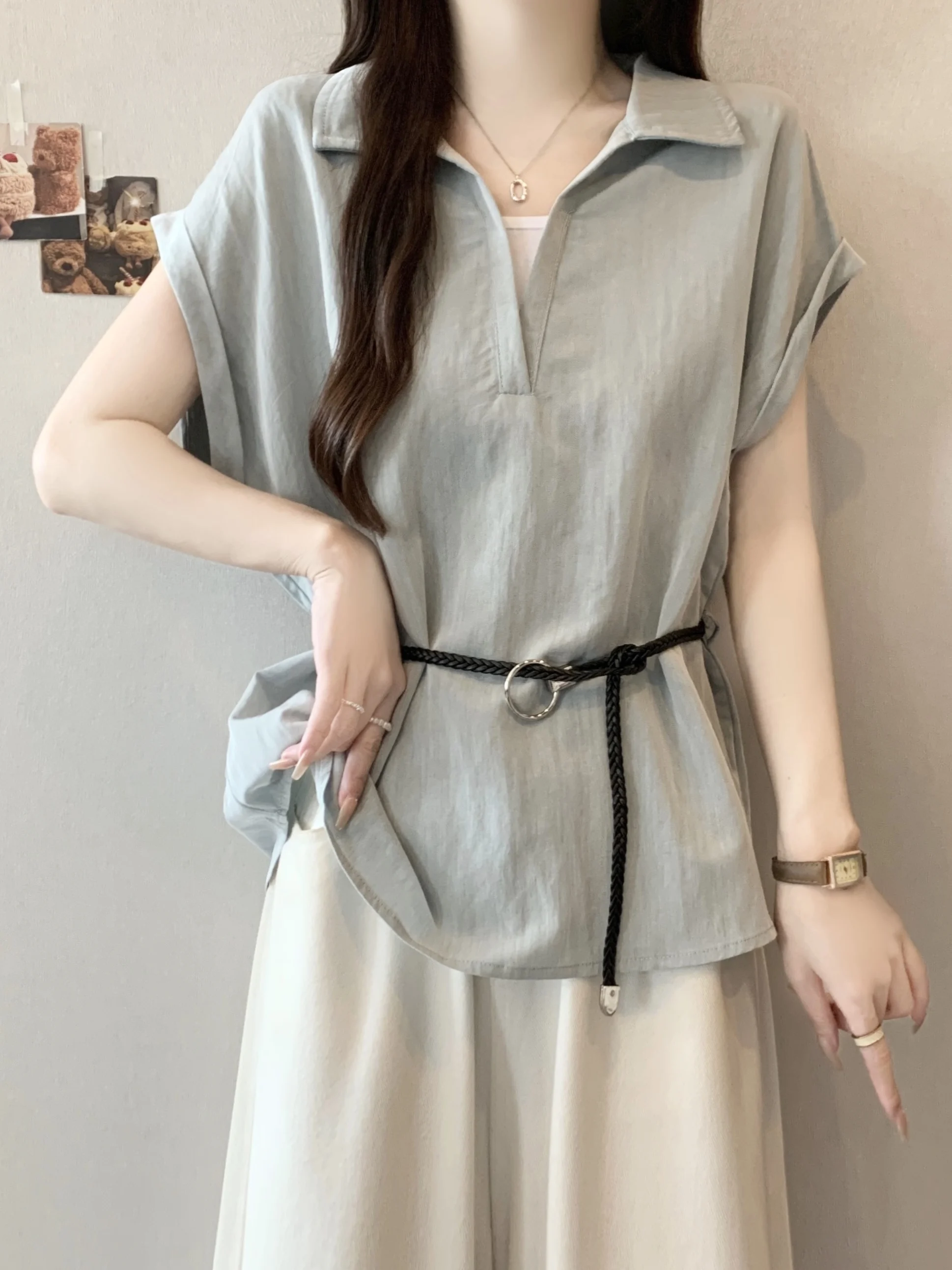 

Женская модная рубашка больших размеров с V-образным вырезом и коротким рукавом в корейском стиле, с поясом, утягивающая, с регулируемой шириной плеч, стандартной длины, для повседневной носки