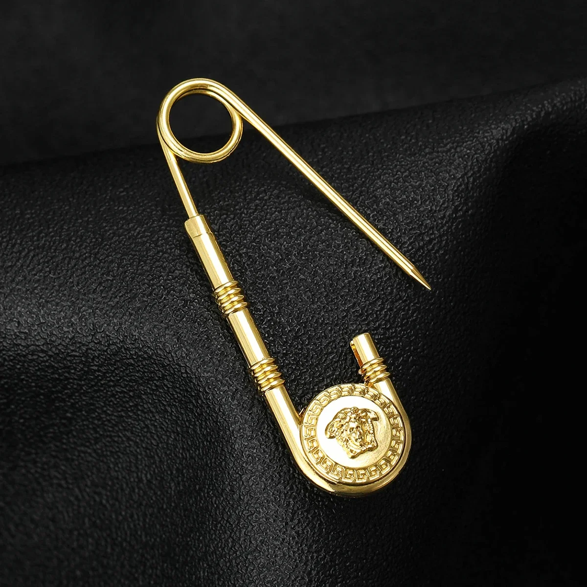 Alfileres Medusa de moda para mujer, broches de León Vintage Unisex, mochila, bufanda, hebilla, regalos para amigos, accesorios de joyería