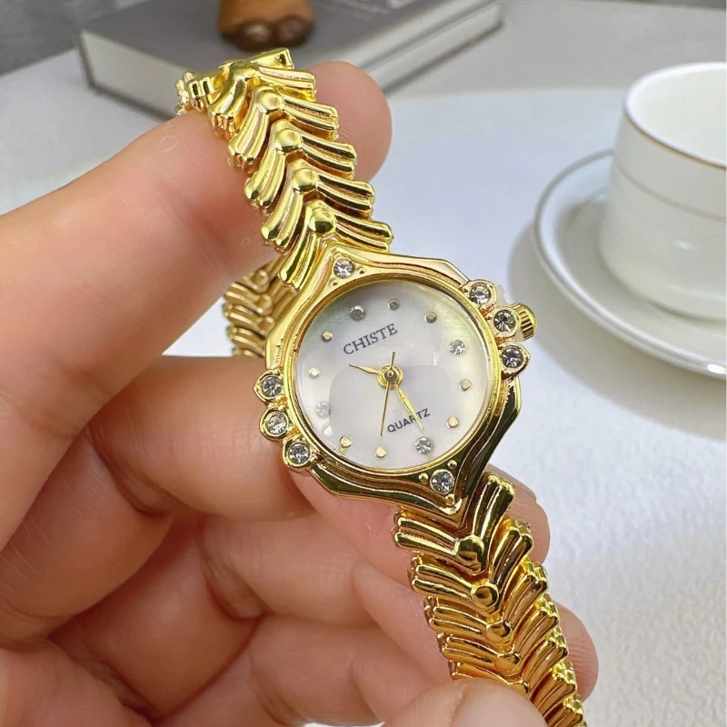 ساعة يد نسائية عصرية على شكل أم اللؤلؤ وسوار ذيل السمكة وساعة كوارتز فاخرة فاخرة للسيدات