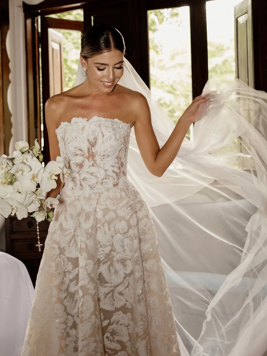 2024 Strapless Wedding Dress Featuring Stunning Lace Appliques and Floral  A-Line Silhouette Bridal Dress