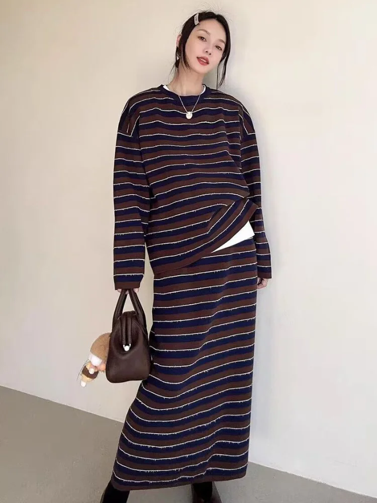 Damski zestaw dwuczęściowy w paski z okrągłym dekoltem, luźny krój, kontrastowe kolory, styl koreański, prosta spódnica, komplet casualowy.