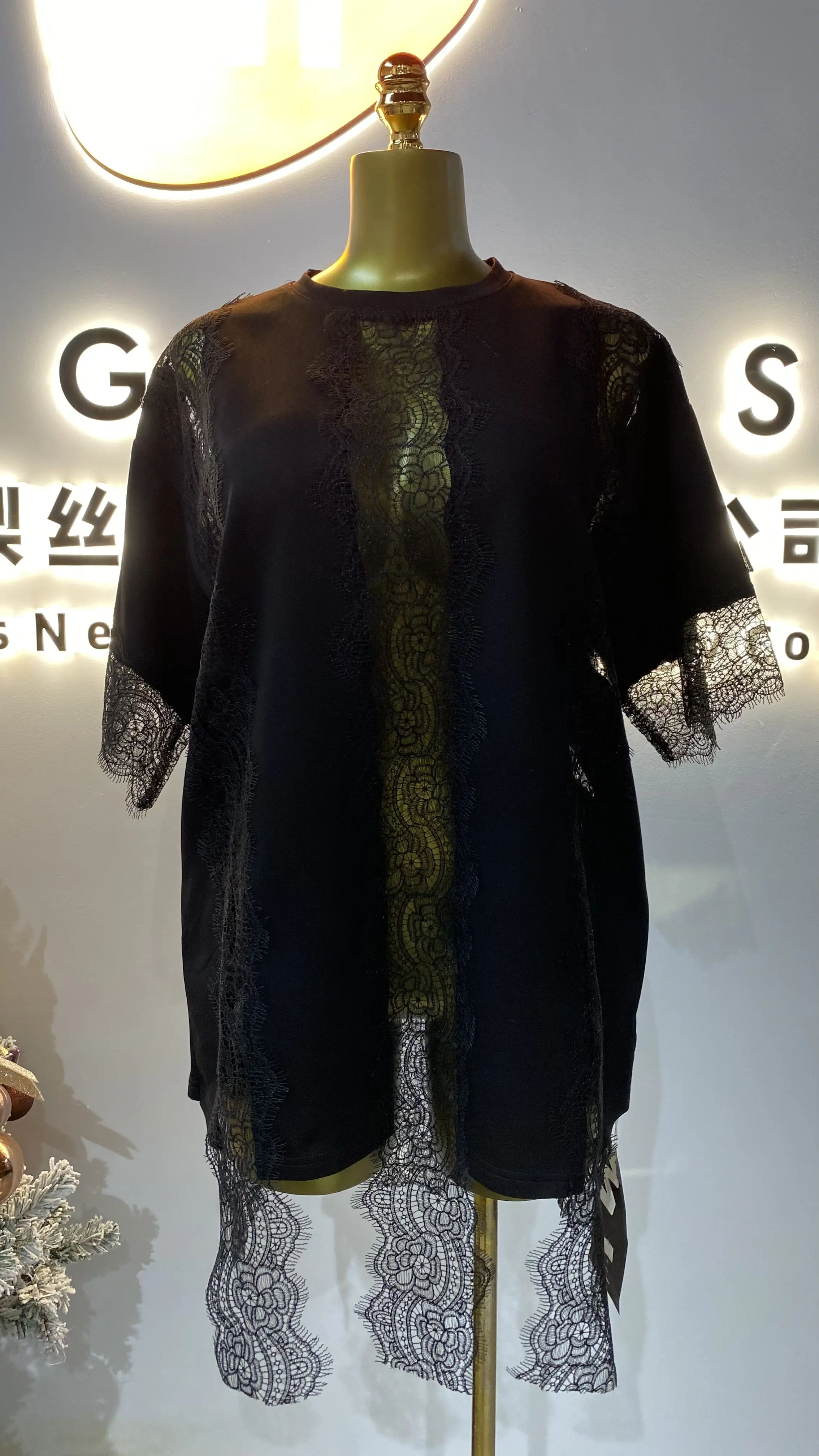 2025 Zomer Nieuwe Nieuwe uitgeholde bloemen kant patroon decoratieve splicing ontwerp casual korte mouwen T-shirt-GZMM 392